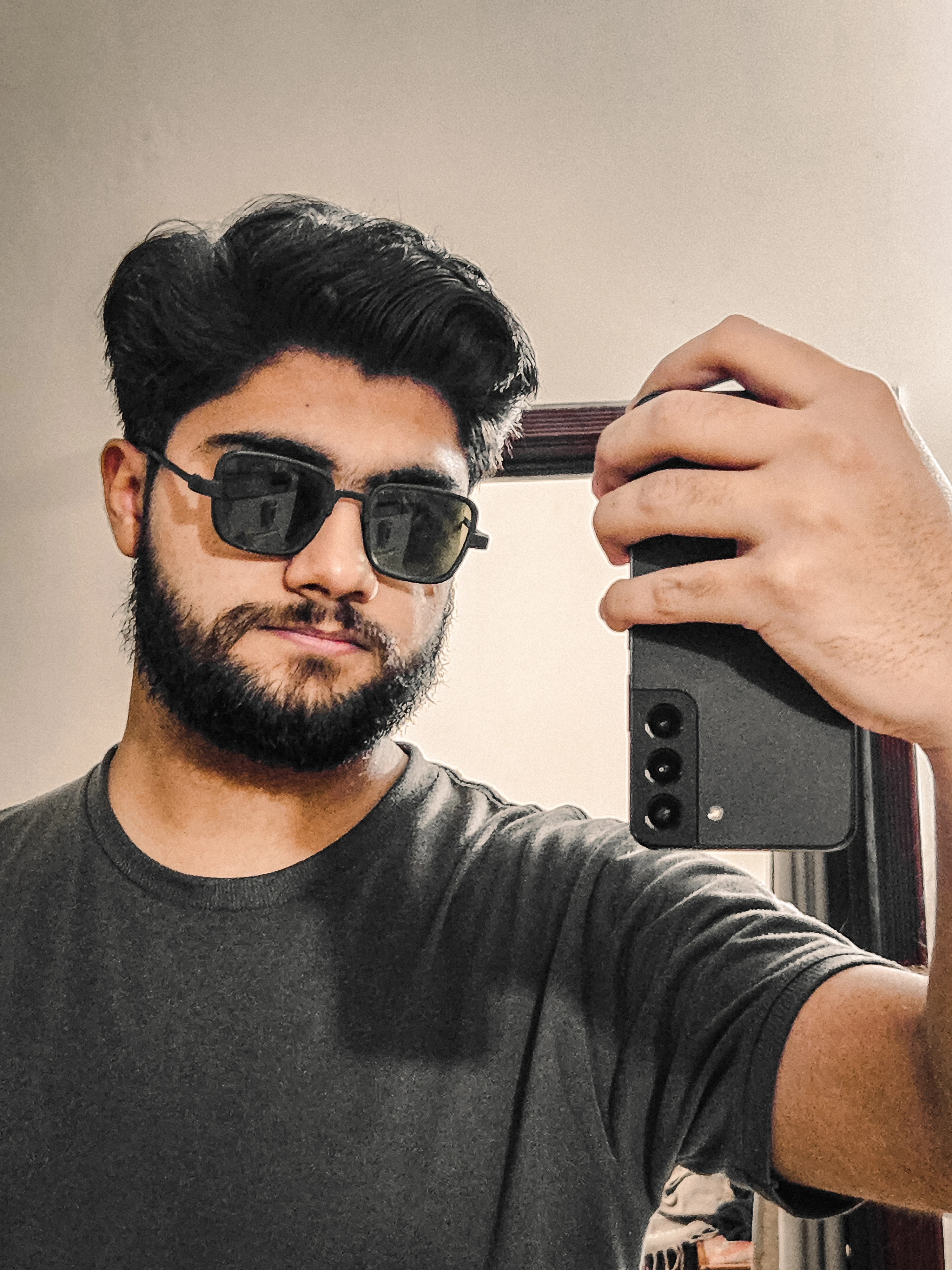 ProDeSquare clicking mirror selfie with Samsung Galaxy S22